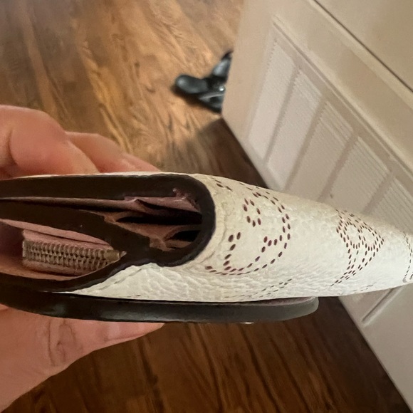 Authentic Louis Vuitton White Mahina Iris compact wallet with rainbow background - Picture 4 of 6